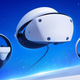 Un casque Sony PS VR2 attend patiemment que quelqu'un le tienne un jour.